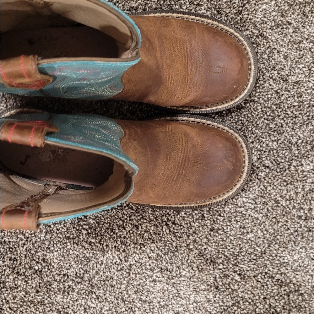 Ariat Fat Baby boots size 7. Worn just a few times. Great condition.